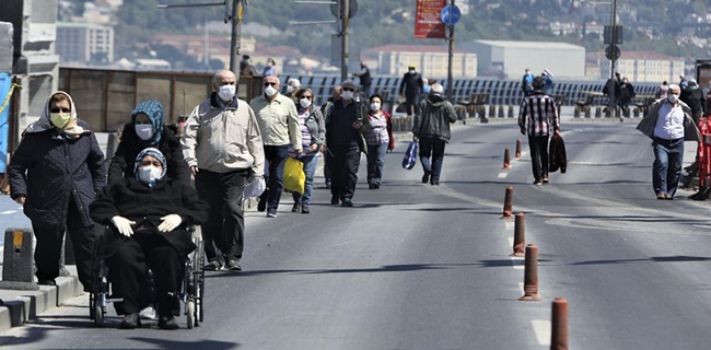 Para manula jalan-jalan di Istambul setelah negara itu melonggarkan aturan lockdown/Net (Foto: Rmol.id)