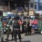 TNI dan Polri berpatroli menghimbau warga untuk mengikuti protokol kesehatan di Pasar Lima, Banjarmasin, Kalimantan Selatan, Sabtu, 6 Juni 2020. (Foto: Antara/Bayu Pratama S)
