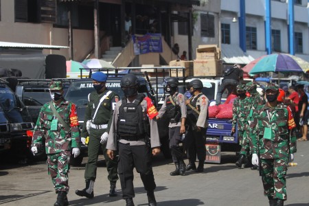 TNI dan Polri berpatroli menghimbau warga untuk mengikuti protokol kesehatan di Pasar Lima, Banjarmasin, Kalimantan Selatan, Sabtu, 6 Juni 2020. (Foto: Antara/Bayu Pratama S)