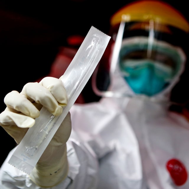 Petugas medis menunjukkan alat swab spesimen untuk test virus corona. Foto: REUTERS/Willy Kurniawan