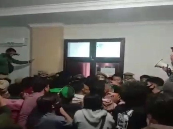 Foto: Massa mahasiswa di Konawe, Sultra menggeruduk kantor bupati menolak kedatangan 500 TKA asal China (dok. Istimewa).