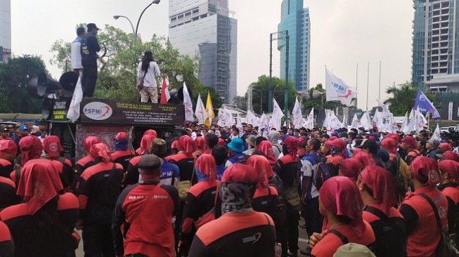 Massa Buruh Akan Demo di Depan DPR Siang Ini, Tolak Omnibus Law