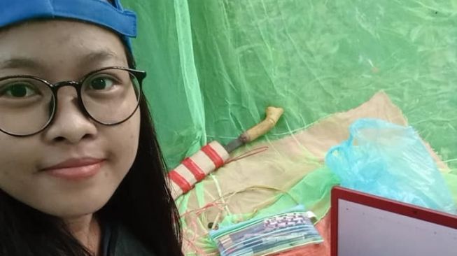 Viral, Mahasiswi Cantik Bangun Tenda Di Tengah Hutan Demi Dapatkan Sinyal Internet Untuk E-Learning