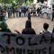 Aliansi Mahasiswa Cirebon Raya (AMCR) menggelar unjuk rasa menolak RUU Omnibus Law Cipta Kerja di depan Gedung DPRD Kota Cirebon, Selasa (21/7/2020). (Ciremaitoday)Foto: kumparan.com