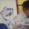 Petugas medis mencatat data warga yang mengikuti swab test Covid-19 di Kantor Kecamatan Pasar Senen, Jakarta, Senin (15/6/2020). tirto.id/ANdrey Gromico/tirto.id