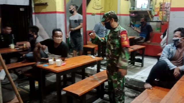 Petugas Gabungan TNI-Polri Razia Masker di Warung Kopi di Surabaya
