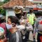 Peringati HUT ke-75 RI, Polisi di Tangerang Bagikan Masker Merah Putih