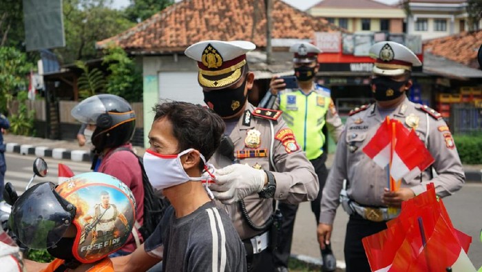 Peringati HUT ke-75 RI, Polisi di Tangerang Bagikan Masker Merah Putih