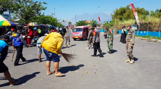 Puluhan Warga Sidoarjo Disanksi Bersihkan Jalan Karena Tak Pakai Masker