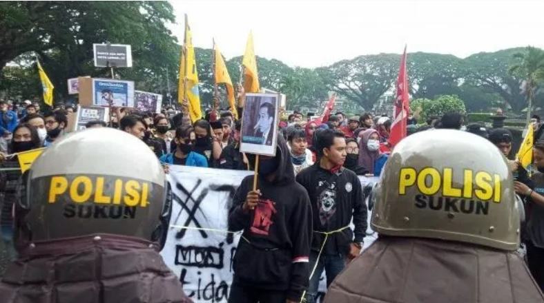 Demo Omnibus Law di Malang, Polisi Amankan Demostran yang Membawa Poster Jokowi Berhidung Panjang
