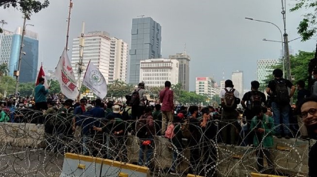Massa Mahasiswa Gelar Aksi Tolak Omnibus Law di Kolong Flyover Kuningan, Lalin Dialihkan