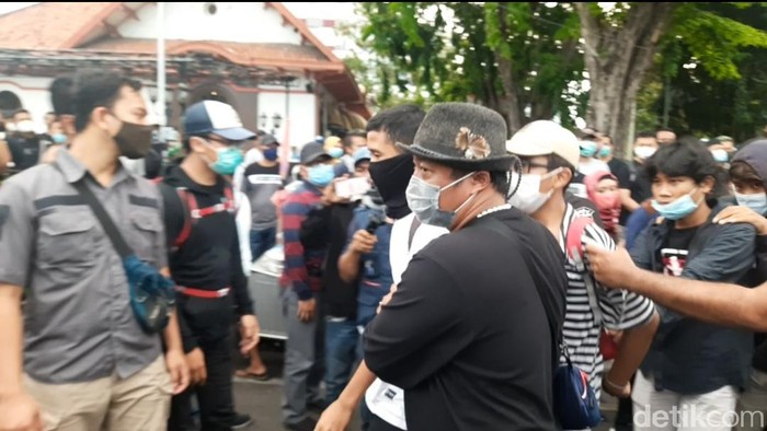 182 Orang Diamankan Demo Omnibus Law di Surabaya, Ada yang Membawa Bom Molotov