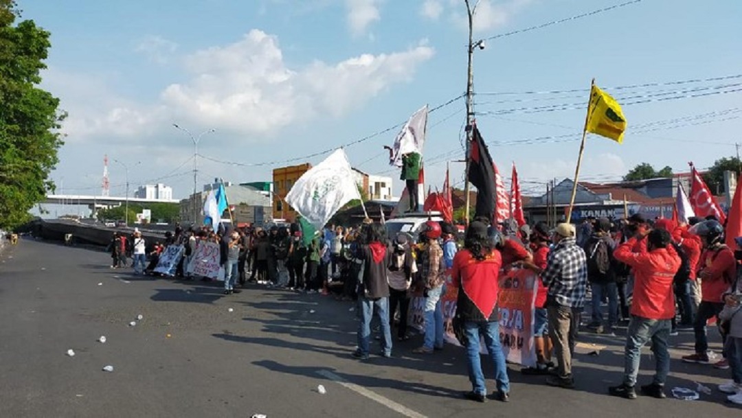 Buruh-Mahasiswa di Makassar Demo Tolak Omnibus Law, Massa Tutup Sejumlah Jalan Protokol