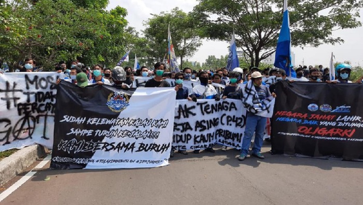 Massa Ormas Pemuda Demo di Kantor Pemkab Bekasi Tolak Omnibus Law Ciptaker