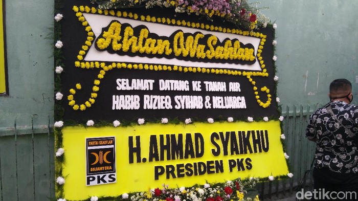 PKS Sambut Kedatangan Habib Rizieq Dengan Kirim Karangan Bunga di Petamburan, Jakarta Pusat