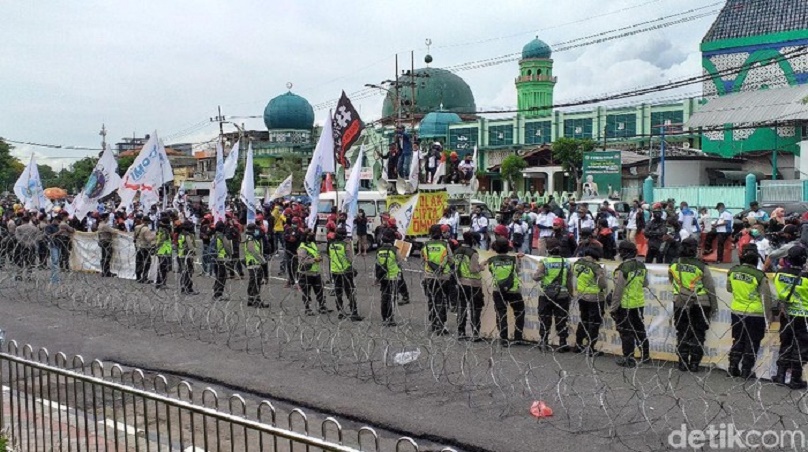 Massa Buruh Demo soal UMP dan Omnibus Law di Gedung DPRD Jatim