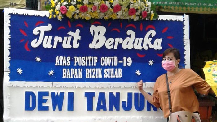 Dewi Tanjung Kirim Karangan Bunga ke HRS: Bentuk Sayang Saya Kepada Bapak Rizieq yang Lagi Sakit Kena COVID