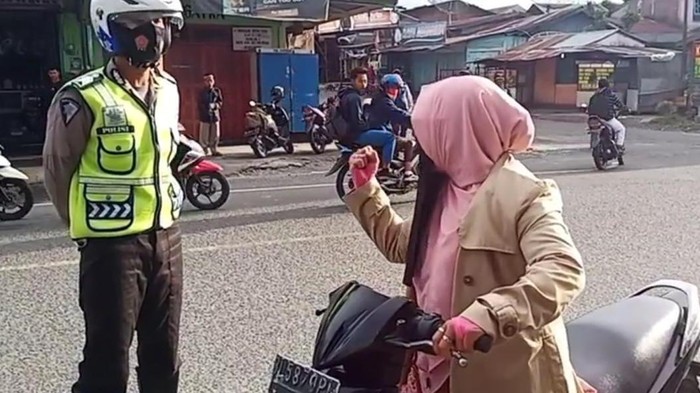 Video Viral, Emak-emak di Aceh Teriak Takbir saat Disetop Polantas, Lalu Tancap Gas