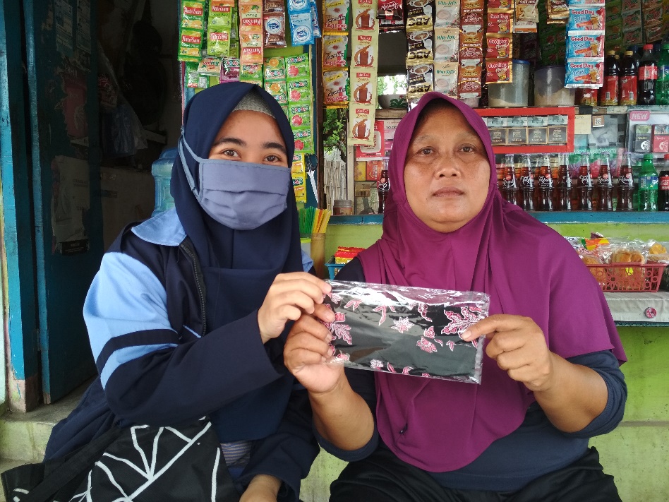 Tingkatkan Kesadaran Bahaya COVID-19, Mahasiwa KKN RDR-75 UIN Walisongo Semarang Bagikan Masker Gratis