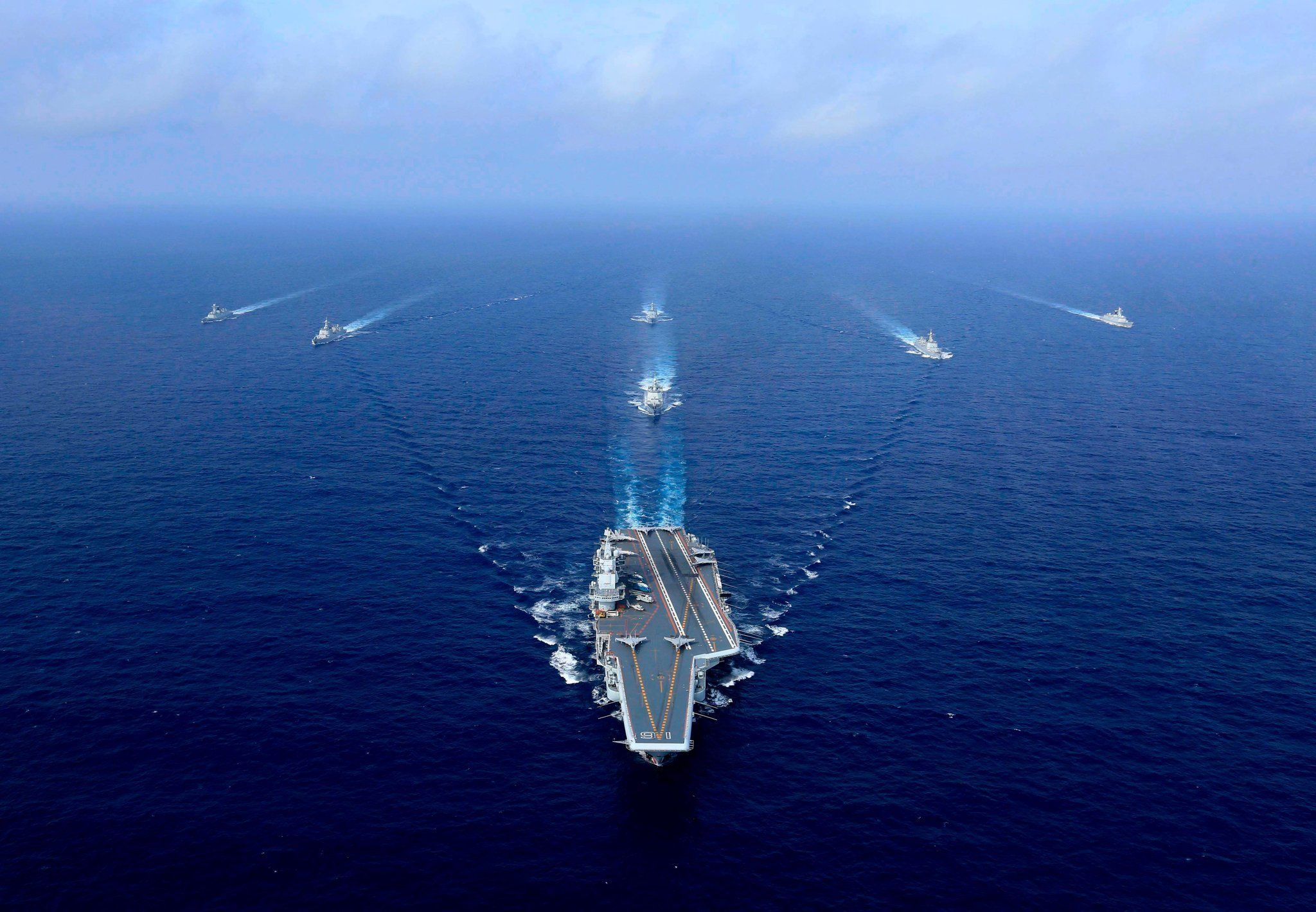 Militer China Mengaku Buntuti Kapal Perang AS yang Transit di Selat Taiwan
