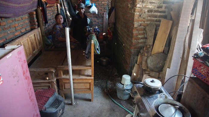 Miris, Rumah Dihancurkan Mantan Istri Setelah Bercerai 24 Tahun, Satu Keluarga Terpaksa Tinggal di Kandang Kambing