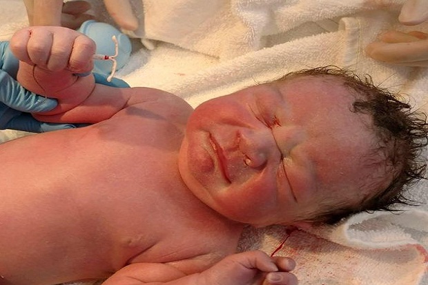 Bayi Ini Lahir Menggenggam Alat Kontrasepsi dari Rahim Ibunya