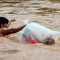 Kasihan, Mau Sekolah Aja, Anak-anak Ini Harus Menyebrang Sungai Dengan Dimasukkan ke Dalam Plastik