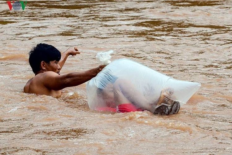 Kasihan, Mau Sekolah Aja, Anak-anak Ini Harus Menyebrang Sungai Dengan Dimasukkan ke Dalam Plastik