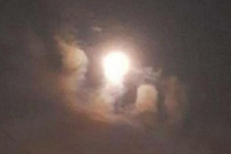 Viral Gambar Awan Mirip Lafal Allah Ketika Bulan Purnama, Pertanda Apa?