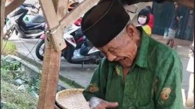 Jadi Malu, Jualan Toge Goreng dari Zaman Soekarno, Kakek 90 Tahun Ini Buat Kagum Warganet