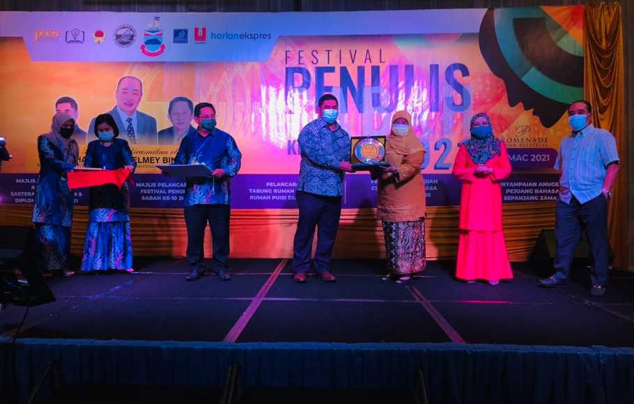 Bangga, Penyair Indonesia Terima Anugerah Sastra Di Dabah