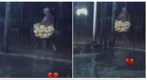 Penjual Kerupuk Ini Tetap Semangat Jualan Meski Badannya Basah Diguyur Hujan