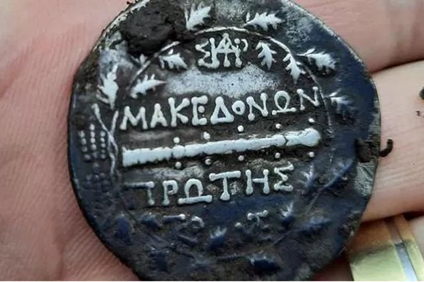 Temukan Koin Kuno dari Abad ke 2 SM, Seorang Pensiunan Polisi Kaya Mendadak