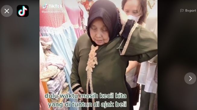 Warganet Dibuat Nangis Lihat Video Seorang Anak Belikan Baju Lebaran Buat Ibunya