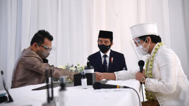 Presiden Republik Indonesia Joko Widodo (tengah) menjadi saksi dalam pernikahan pasangan Atta Halilintar dan Aurel Hermansyah di Hotel Raffles, Jakarta Selatan, Sabtu (3/4/2021). [Foto: Lukas/Biro Pers Sekretariat Presiden]