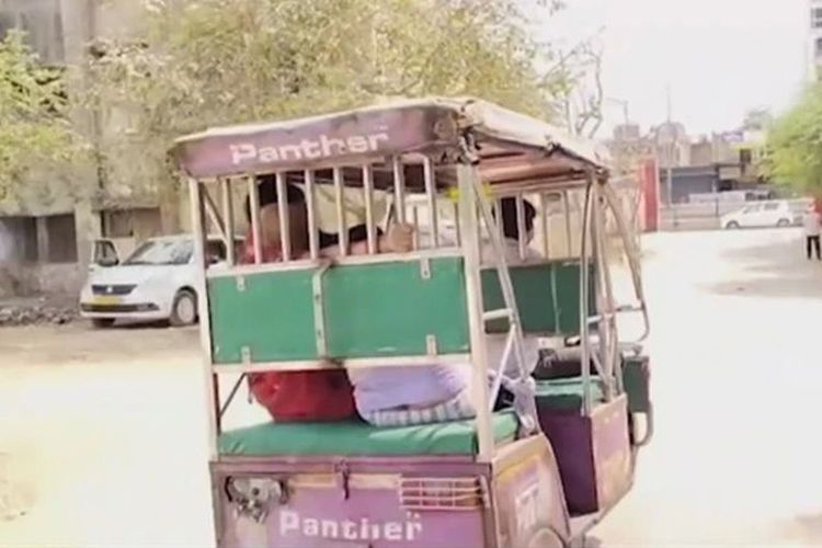 Miris, Janda di India "Angkut" Jenazah Suami Dengan Becak Karena Tidak Kebagian Ambulans