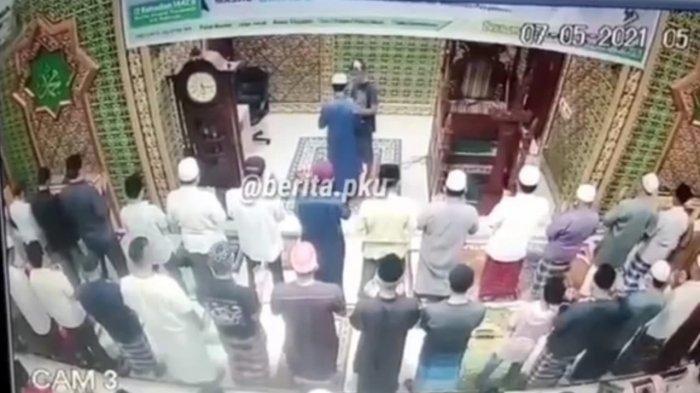Polisi Amankan Pelaku Pemukulan Imam Masjid yang Sedang Pimpin Salat Berjamaah