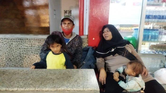 Kena PHK dan Tak Punya Apa-apa, Keluarga ini Pulang Kampung Jalan Kaki dari Jateng ke Jabar Sambil Gendong 2 Balita