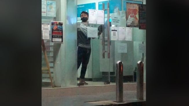 Panik! Pria Terkunci di Bilik ATM, Mau Buka Pintu Malah Rolling Door Tertutup