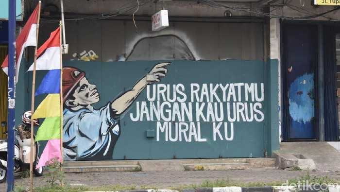 Tulisan 'Urus Rakyatmu Jangan Kau Urus Muralku' Mejeng di Karawang
