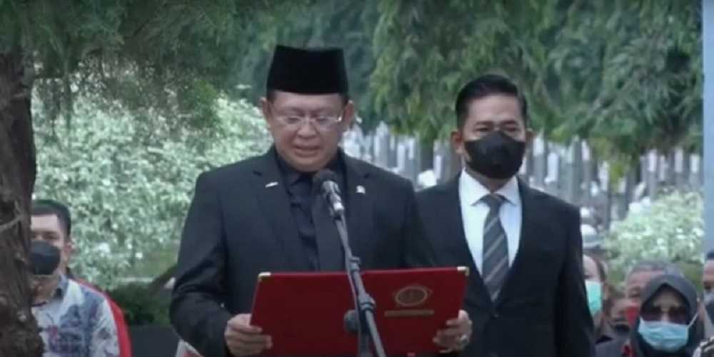 Bambang Soesatyo Inspektur Upacara Pemakaman Sabam Sirait