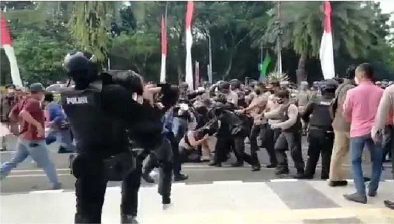 Viral Polisi Banting Mahasiswa Demo hingga Kejang, Kapolres Tangerang: Tak Ada Kekerasan