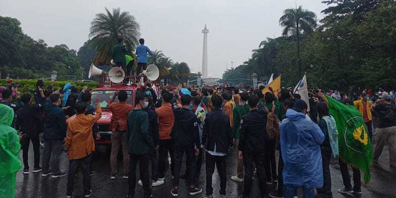 Gelar Aksi di Patung Kuda, BEM SI Teriakkan "Mundur Pak Jokowi"