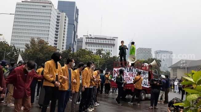 Aksi di Patung Kuda, BEM SI: 7 Tahun Pemerintahan Jokowi Memundurkan Indonesia