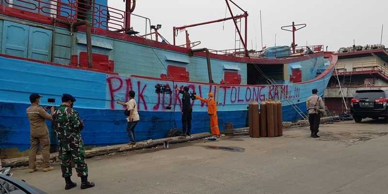 Bendera Putih dan Tulisan "Pak Jokowi Tolong Kami" Terpampang di Kapal Nelayan, Langsung Dihapus Petugas