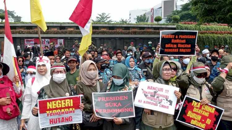 Ikut Peringati Hari Pahlawan, Emak-emak Kritik Pemerintahan Jokowi Lewat Poster