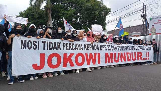 Mogok Kerja Massal di Majalengka, Buruh Bentangkan Spanduk 'Jokowi Mundur'