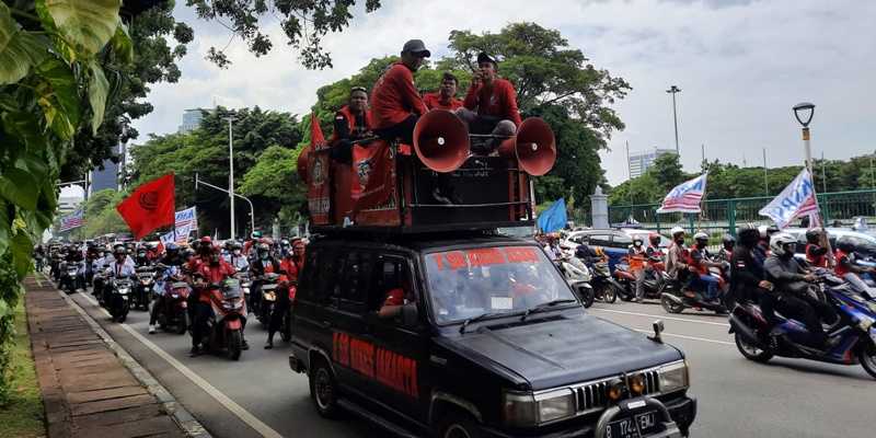Teriakan "Hidup Buruh" Iringi Pergerakan Ribuan Pendemo dari Patung Kuda Menuju Balaikota Jakarta