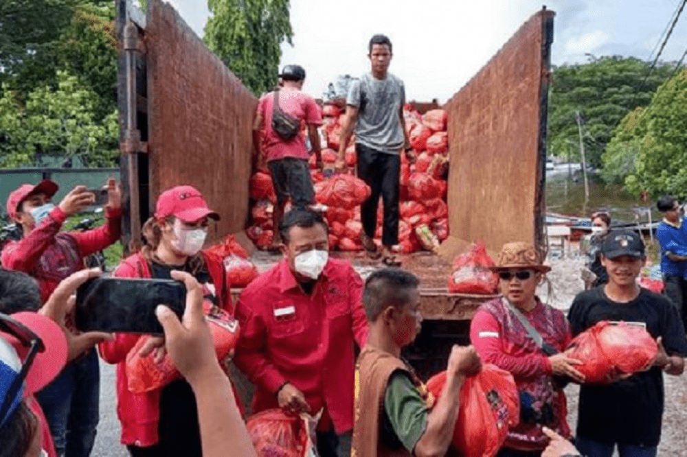 Berikan Bantuan ke Warga Terdampak Banjir di Sintang, PDIP Sindir Fadli Zon