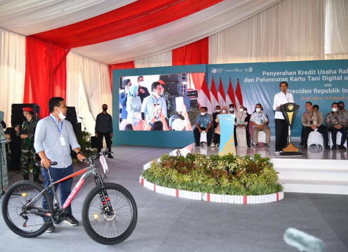 Kasih Sepeda ke Pemuda di Aceh, Jokowi: Sebutkan Dulu Nama-Nama Ikan